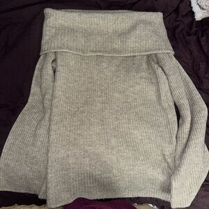 H&M Beige Heavy knitwear cozy ribbed off-shoulder sweater
Size- Medium
